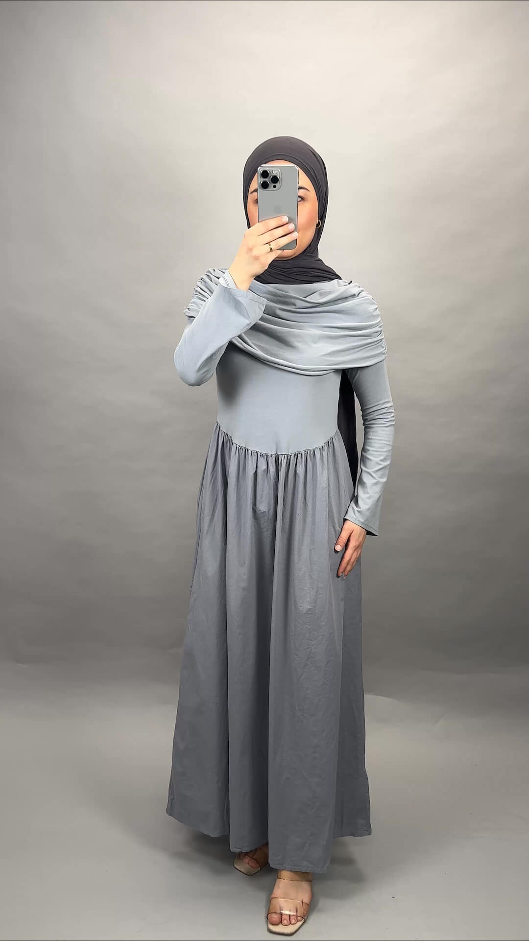 Yelena Kleid Grau 01