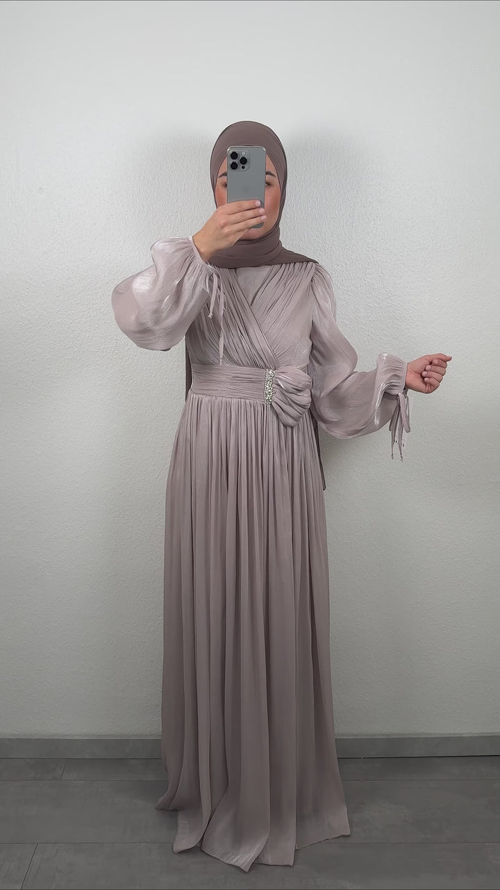 <tc>L</tc>eyna aftonklänning beige